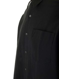 'Boxy Fit' shirt in black cotton from Ami, with classic collar, closure at the bottom of the sleeve and button front, rounded hem. Composition: MAT PRINCIPALE:100% COTON Boxy Fit Shirt, Ami Alexandre Mattiussi, Alexandre Mattiussi, Tom Ford Handbags, Herno Jacket, Italian Luxury Brands, Dress Attire, Italian Outfits, Versace Belt