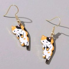 Pair Of Dangle Earrings Featuring Enamel Calico Kitty Cat Eardrop Length Is 4 Cm (1.6 Inches) White Cat Design Earrings, Cat Calico, Boho Nails, Cat Fashion, Sparkly Earrings, Animal Earrings, Enamel Earrings, Cat Earrings, Cat Face