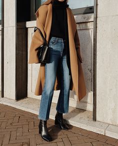 Mantel Styling, Mantel Outfit, Mode Chanel, Weekend Dresses, Pastel Outfit, Camel Coat, Looks Chic, 가을 패션, Capri Jeans