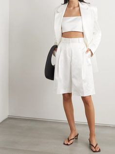 Bermuda Shorts Outfit, Bike Shorts Outfit, White Shorts Outfit, Leather Waist Belt, Shorts Outfits Women, Summer Basics, Outfit Formulas, Shorts Outfit