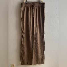 Nwt Love Tree Drawstring Brown Linen Pants With Pockets Size L 55% Linen Flat Lay Waist: 15.5” Inseam: 32.5” Length 42.5” Brown Drawstring Bottoms For Loungewear, Stretch Tie-side Bottoms For Loungewear, Drawstring Tie-side Pants For Loungewear, Brown Linen Pants, Tree Pants, Love Tree, Pants With Pockets, Linen Pants, Flat Lay