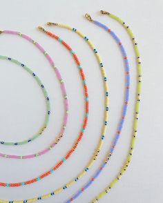 These are out most popular seed bead necklaces! With tons of cute colors and patterns, the possibilities are endless! They make a great special gift for friends and family! Its fun to pair multiple styles and lengths🤍 I hope you love them! 🤍Gianna Jewels Diy, Handmade Jewlery, Dainty Choker, Jewelry Summer, Beaded Jewels