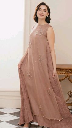 elegant simple party wear dress #fashion hania amir Party Wear Mehndi Design, Simple Maxi Design, Simple Party Wear Dress, Formal Dresses Pakistani, Desi Party Wear, Simple Party Wear, Pakistani Dresses Party