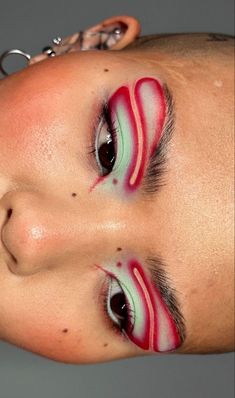 Cool Lip Makeup, Makiyaje Make Up, Christmas Drag Makeup, Red Mascara Looks, Makeup Look Ideas Creative, Red And Green Makeup, New Years Makeup Looks, Exotic Makeup Looks, Funky Makeup Looks