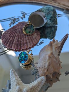 Add some ocean vibes to your outfit with the Kuori 18K Gold Round Natural Abalone Shell Earring. Made with real abalone shell and 18K gold, these earrings are both unique and luxurious. Perfect for a beach day or a night out, they are sure to catch attention and make you stand out in the crowd. 18K Gold Round Natural Shell Earring 18K Gold Plating Natural Abalone Shell Measurement (L x W inch): 0.6 Diameter Gold Round Earrings For Vacation, Unique Gold Shell Earrings, Gold Mother Of Pearl Earrings For Beach, Gold Abalone Shell Earrings For Gifts, Ocean Vibes, Hair Fragrance, Shell Earrings, Abalone Shell, Beach Day