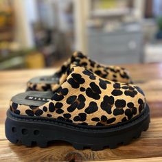 These Funky Style Cheetah Print Clogs Are So Cool And A Must Have. They Can Be Worn All Seasons. And Would Be Super Cute With Socks. Best Shoes For Women, Funky Style, Funky Shoes, Best Shoes, Chic Shoes, Shoe Inspo, Girly Shoes, Aesthetic Shoes, Simon Miller