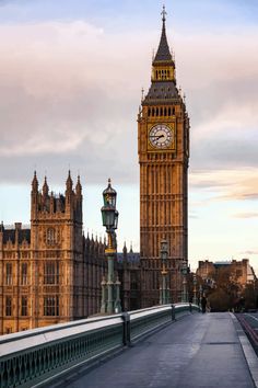 the big ben clock tower towering over the city of london, england at sunset or dawn