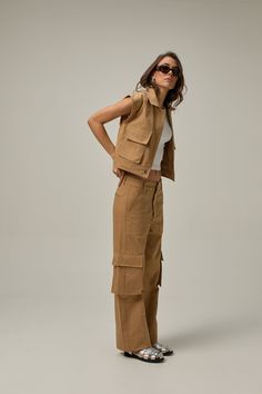 Your new favorite. These pants have a straight cut and cargo-style side pockets. Their tailoring gives them a sophisticated look, so you can pair them with delicate tops or your favorite t-shirt. Combine them with the Irene vest for a stunning ensemble. Our Out in the City collection is inspired by the reconnection with our creative selves. Made from 100% cotton fabric, produced in Colombia. Straight cut Medium rise Belt loops Side cargo pockets Functional back pockets COMPOSITION AND CARE 100% Casual Workwear Vest With Cargo Pockets, Sleeveless Cargo Pocket Vest For Workwear, Spring Workwear Vest With Cargo Pockets, Utility Vest With Cargo Pockets For Work, Utility Vest With Flap Pockets For Work, Cotton Workwear Vest With Cargo Pockets, Cotton Work Vest With Cargo Pockets, Chic Khaki Cargo Pants With Pockets, Chic Khaki Cargo Pants