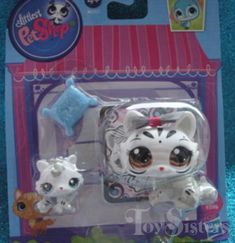 the littlest pet shop has two white kittens in it's package,