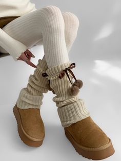 Stay warm and stylish this autumn and winter with our adorable leg warmers. Designed with charming pompons and sweet bowknots, these leg warmers are the perfect blend of cute and functional. The lace trim adds a delicate, feminine touch. Garment Size SizeFree SizeFull Length40Cuff20/18 Chunky Knit Leg Warmers, Crochet Ribbed Leg Warmers, Leg Warmers Christmas, Leg Warmers Uggs, Legwarmers Outfit Winter, Ankle Warmers Outfit, Leg Warmers With Boots, Legwarmers Aesthetic, Ice Skating Leg Warmers