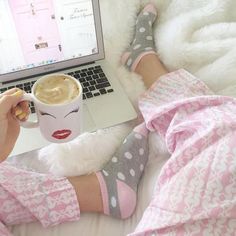 Bed Tumblr, Maquillage On Fleek, Pajamas All Day, Cozy Pajamas, Pink Accessories, Pink Bedding, Coffee Cozy, Breakfast In Bed