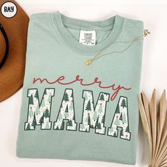 Stay trendy this holiday season with this MERRY MAMA Comfort Colors® shirt.  The combination of Christmas tree graphics and a classic varsity style make this holiday mom t-shirt a tried and true classic that you are sure to wear for years to come.  Buy for yourself, wear as pregnancy announcement,  or make this a gift for the woman in your life who loves the holiday season the most. PLEASE READ THROUGH ALL OF THE FOLLOWING INFORMATION.  IF YOU HAVE FURTHER QUESTIONS, WE ARE HAPPY TO HELP! Welcom Christmas Maternity Shirts Vinyl, Merry Mama Shirt, Christmas Pregnancy Shirts, Merry And Pregnant Sweatshirt, Christmas Maternity Shirt, Screen Printing Techniques, Christmas Mom, Winter Gift, Christmas Delivery