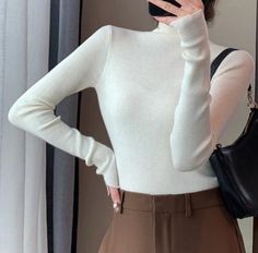 Restez au chaud avec style grâce à ce pull à col roulé slim. Ce modèle à manches longues est parfait à superposer en automne et en hiver. Idéal pour toute garde-robe. Winter White Long Sleeve Turtleneck For Fall, Winter White Knit Turtleneck With Long Sleeves, Elegant Winter White Turtleneck Sweater, Cozy Winter White Turtleneck Sweater, White Knitted Long Sleeve Turtleneck, Fitted Turtleneck, Pullover Sweater Women, Women Pullover, Turtleneck Sweater