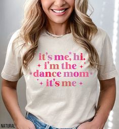 a woman wearing a t - shirt that says it's me, i'm the cheer mom it's me