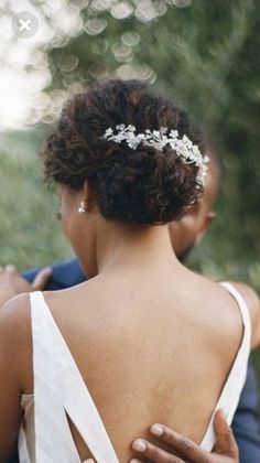 So, I've got naturally curly hair with pretty tight 3b/c curls with a few 4a curls thrown into the mix for good measure. Think pencil to marker-sized corkscrews and... Curly Hair Updo Wedding, 4a Curls, Natural Hair Updo Wedding, Hair And Makeup Wedding, Hair Charms