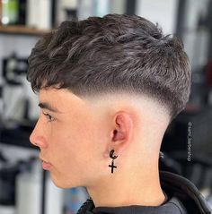 Style Undercut, Mid Fade Haircut, Men Fade Haircut Short, Fade Haircut Styles, Haircut Selfie, Short Fade Haircut, Photo Hijab, Curly Hair Fade, Mens Hairstyles Fade