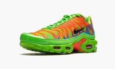 The Supreme x Nike Air Max Plus “Green/Orange” is one of three colorways of the sleek performance runner produced in collaboration by the “World Famous” streetwear brand and Nike for Fall/Winter 2020.  The Air Max Plus is the latest Nike model to be reworked by Supreme as the streetwear giant continues to add its signature flair to some of the brand’s most iconic and, in some cases, unheralded silhouettes.  As for the styling of the shoe, it’s anything but subtle.  Fiery orange TPU overlays, whi Tenni Shoes, Supreme X Nike, Air Max Plus Tn, Nike Model, Nike Models, Orange Shoes, Nike Air Max Plus, Air Max Plus, Green Orange