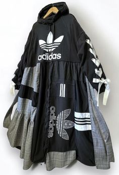 Adidas Upcycle, Upcycled Fashion Refashioning, Reworked Clothes, Ropa Upcycling, Patchwork Clothes, Upcycle Clothes Diy, Adidas Fashion, Recycled Fashion