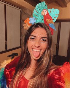 Difraz loro mujer rojo plumas goma eba  carnaval disfraz amigas creativo sexy corona diadema Disfraz Diy, Margaritaville Party, Karneval Diy, Carnaval Outfit, Bff Halloween Costumes, Bird Costume, Hawaii Party, Rio Carnival, Dress Up Costumes