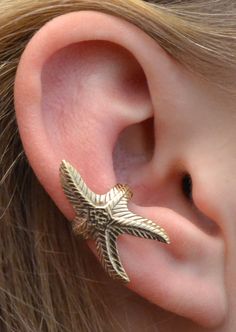 "Our lovely cuff, \"The Starfish\" or Sea Star. This animal really embraces the beauty of the sea and will definitely turn heads on your ear. This Ear Cuff is non pierced and hugs your ear comfortably and securely. It is made of solid Sterling Silver or 14K Gold Vermeil, and adjusts to fit either ear. This piece will arrive in a Gift Box and include simple fitting instructions. Perfect for gift giving" Conch Piercing Aesthetic, Sea Inspired Fashion, Sea Accessories, Starfish Earrings, Wrap Earrings, Sea Star, Funky Jewelry, Jewelry Lookbook, Trendy Earrings