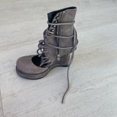 Gray Lace Up Closed Toe Woman’s Shoe . Size 38 / 7.5 . Goran Horalnever Worn ! Lace Up Platform Heels, Salomon Boots, Fit Nyc, Sorel Wedge Boots, Tan Leather Ankle Boots, Lace Up Heel Boots, Quilted Boots, Harley Davidson Boots, Tabi Shoes