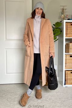 Check out this great casual winter outfits idea! A casual trench coat outfits is just the thing for trendy fashion for winter 2023 for cold weather! Ugg Styling, Coat Outfits For Women