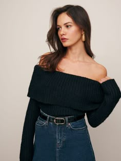 Off The Shoulder Top Outfit, Off The Shoulder Sweater, Black Off Shoulder, Fashion Trends Winter, Off Shoulder Sweater, Fashion Mode, Off Shoulder Tops, Denim Mini Skirt, Shoulder Sweater