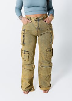 Mid rise Side cargo flap pockets Full length Relaxed fit silhoette Medium weight High stretch Washed denim Streetstyle Model is 5'8 and 175 wearing a MEDIUM Fabric: 70% Cotton 28% Polyester 2% Spandex Small 6-8 Medium 10-12 Large 12-14 High Rise Cargo Jeans, Denim Jeans Ideas, Camo Print Pants, Jeans Ideas, Basic Pants, Ladies Denim, Fly Girl, Print Pants, Secret Sale