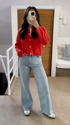 Neutral Jeans Outfit, Adidas Samba Outfit Winter, Samba Classic Outfit, Styling Adidas Samba, Samba Styling, Samba Outfits Women, Red Outfit Casual, Adidas Samba Outfit Women