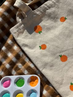 Tote bag, painting inspo, tote bag inspo, little oranges, little fruits, easy tote bag, painting, paints, outdoor painting Fall Tote Bags Diy, Bag Painting Ideas Diy, Diy Painted Tote Bag, Painting Tote Bag Ideas, Canvas Tote Bag Painting, Tote Bag Painting Ideas Easy, Tote Bag Painting Ideas Aesthetic, Easy Tote Bag Painting, Painted Tote Bag Ideas