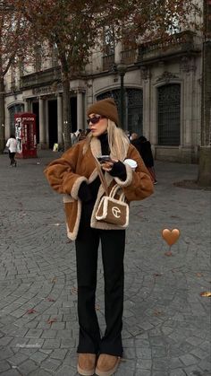 Red Fur Coat Outfit, Botas Ugg Outfit, Brown Fur Coat Outfit, Outfits Europe, Uggs Outfits, Outfit With Uggs, Cute Thanksgiving Outfits, Chique Outfits