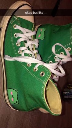 Custom Frog Shoes, Cute Frog Shoes, Green Shoe Painting Ideas, Painting On Shoes Converse, Shoe Design Converse, Painting Ideas On Converse, Converse With Designs, Converse Designs Diy Paint, Green Converse Embroidery