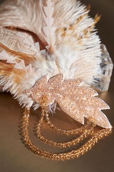 Roar back 100 years to unprecedented golden 20s with this headband, which perfectly create an elegant and sophisticated Gatsby style.Features: High quality beads and puffy feather Adjustable ribbon band Exquisite head chain design Peacock feather design Beaded Peacock, Peacock Feather Design, Gatsby Headpiece, 1920s Headpiece, Beaded Feather, Vintage Headpiece, Gatsby Style, Feather Headdress, Head Chain