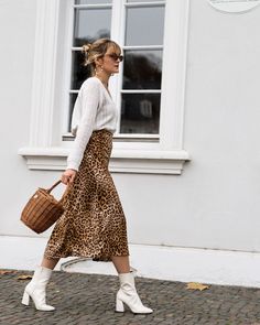 Video Fashion, Leopard Print Skirt, Leopard Skirt, Skirts With Boots, Cooler Look