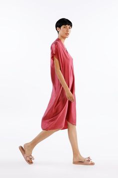 Arneis in Royal Red Color + Simple design and made ethically here in Bali just for you. + Style loose fitting kaftan maxi dresses. this dress will fit you without button or zipper. also have additional tie to fit your waist. + we have so many color here also you can request for the color (you need to attached color palette). you can see the availability on the listing + Material: use premium satin fabric (there is 2 type of fabric: shining and dope) + Care instructions: To reduce environmental i Loose Fit Tunic Midi Dress For Beach, Elegant Short Sleeve Maxi Dress, Oversized Tunic Midi Dress For Beach, Oversized Tunic Midi Dress, Elegant Oversized Dresses For Vacation, Flowy Silk Maxi Dress With Short Sleeves, Elegant Oversized Midi Dress For Beach, Oversized Elegant Beach Midi Dress, Oversized Elegant Midi Dress For Beach