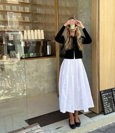 Night Chic Outfit, Millennial Work Outfit, White Skirt Office Outfit, Cottage Chic Outfit, Paris Modest Outfits, Summer Work Skirt Outfits, Casual Work Outfits Skirt, Street Style Business Casual, Fall Outfits White Skirt