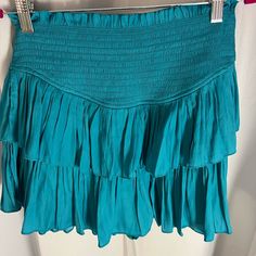 Never Worn Boutique Skirt!! Blue Ruffled Stretch Skort, Blue Stretch Ruffle Skort, Chic Tiered Pleated Bottoms, Chic Pleated Tiered Bottoms, Pleated Tiered Skirt For Brunch, Tiered Pleated Skirt For Brunch, Blue Ruffled Mini Skirt For Beach, Tiered Blue Skirt With Ruffles, Green Ruffled Skirted Skort