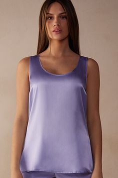 Tank top with wide straps and deep scoop neckline. The front is in pure silk satin and the back is in soft modal. The darts on the bust and the side vents make the fit even more comfortable. Loose fit.
The model is 5’ 9” (175 cm) tall and is wearing a size S.

The silk in this piece is bluesign® certified. Modal Satin Camisole With Satin Finish, Satin Tank Top With Built-in Bra, Satin Camisole With Built-in Bra, Silk V-neck Tank Top, Sleek Satin V-neck Camisole, Jennifer Lopez News, Satin Outfits, Satin Pajama Pants, Lingerie Accessories