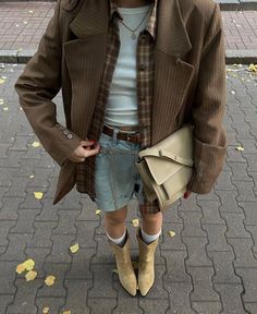 Styling Shorts, Styling Boots, Socks Outfit, Fashion Souls, Estilo Country, Chic Fall Outfits, Transition Outfits, Paris Outfits, Mode Inspo