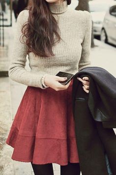 Boğazlı Kazak Kombin Önerileri - ForumTutkusu.Com - Forum Tutkunlarının Tek Adresi Thanksgiving Outfit Women, Winter Skirt Outfit, Stylish Winter Outfits, Rock Outfit, Look Retro, Winter Skirt, Cute Winter Outfits, Suede Skirt