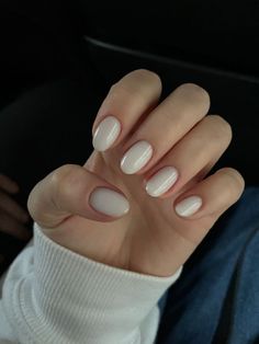 Painted Nail Ideas Polish, Short Soft Nails, Gel Manicure Almond Shape, White Short Natural Nails, Short Soft Gel Nails, Short White Nails Aesthetic, Nail Oval Short, Classic Simple Nails, Gel Nails Ideas For Work