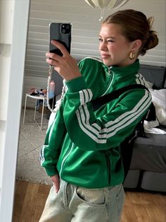 Green Adidas Jacket Outfit, Green Adidas Jacket, Adidas Zip Up Outfit, Adidas Clothes, Adidas Track Jacket Outfit, Sport Look, Chica Cool