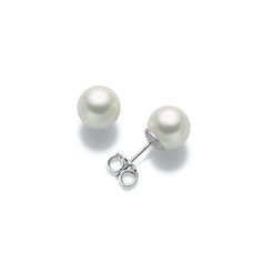 Discover the timeless elegance of 18K white gold stud earrings, adorned with 5, 5-6 mm natural freshwater pearls. Perfect for any occasion, these earrings combine elegance and quality, adding a touch of luxury to your everyday style. The carefully selected natural pearls ensure a unique luster, while the classic design offers a comfortable and secure fit. An ideal gift, these earrings represent an investment in beauty and high-quality craftsmanship. Order now to add a touch of class to your look White Gold Stud Earrings, White Gold Earrings Studs, White Gold Studs, Timeless Luxury, August Birthstone Jewelry, July Birthstone Jewelry, Italian Jewelry, Gold Stud Earrings, Pearl Jewellery Earrings