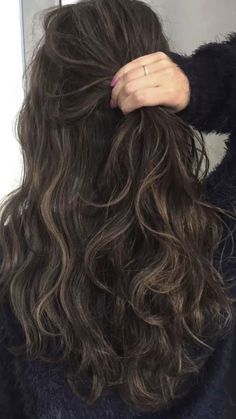 Hair Highlights Wavy Hair, Dark Wavy Hair With Highlights, Highlights For Wavy Hair, Wavy Hair Highlights, Hair Inspo Highlights, Dark Brown Wavy Hair, Highlights Dark Brown Hair, Dark Hair Highlights, Cool Brunette