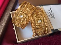 Kangan Gold Bangle Set, Antique Gold Bangles Design, Unique Gold Jewelry Designs, Gold Jewels Design, Indian Bridal Jewelry Sets, Modern Gold Jewelry, Bridal Jewellery Design, Jewelry Set Design, Fancy Jewellery Designs