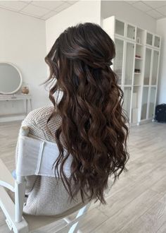 Wavy Hair Hoco Styles, Half Up Half Down Hairstyles Brunette, Half Up Half Down Curled Hoco Hair, Formal Hairstyles For Long Brown Hair, Wedding Hairstyles Balayage, Curled Hair Bridesmaid Styles, Curl Hairstyles For Long Hair Wedding, Groomswoman Hairstyles, Wedding Hair Styles For Guests