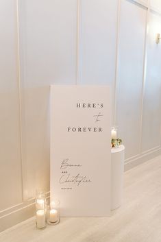 White Here's to forever welcome sign black script Day Of Signage Wedding, Wedding Signage Fonts, Modern Elegant Wedding Signage, Sinages Design For Wedding, Minimalistic Modern Wedding, Welcome Sign To Wedding, Fun Welcome Wedding Signs, Minimal Wedding Sign, Entrance To Wedding Reception