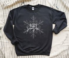 It's officially cozy season! Get your oversize or pullover style winter snowflake sweatshirt to stay warm SIZING: Products are unisex sizes and are a relaxed fit. You may want to order one size smaller for a fitted look. Please double check size charts available in all listings ---   Small fits sizes 4-6 Medium fits sizes 8-10 Large fits sizes 12-14 XLarge fits sizes 16-18 DETAILS: - Gildan 18000 hoodie - 50% pre-shrunk cotton, 50% polyester - Pre-shrunk - Classic fit - 1x1 athletic rib knit col Cozy Winter Holiday Sweatshirt, Cozy Winter Sweater With Letter Print, Cozy Fit Sweatshirt For Cold Weather, Cozy Crew Neck Tops For Cold Weather, Snowflake Sweatshirt, Snowflake Sweater, Cozy Season, Winter Snowflakes, Cozy Pullover