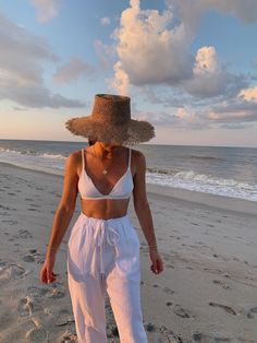 Ootd Crop, Purple Ootd, Linen Beach Pants, Summer Holiday Outfits, Hawaii Outfits, Chic Summer Outfits, Vacay Outfits, White Linen Pants, Summer Beach Outfit