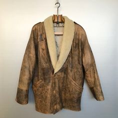 Vintage sheep skin jacket. It really looks like an explorer jacket with its huge shawl collar and its fun old world map printed lining. Comfy and warm, perfect for a 90s spirit this winter. Material is sheep skin - aged/marbled leather Condition is : good vintage condition - stains on the leather - as the leather is aged/marbled, it's not really very visible :) Size is L(refer to measurements) MADE IN ITALY Do not hesitate to DM if you have any questions ! shoulder seam to shoulder seam : 61cm / Vintage Outerwear With Faux Fur Lining And Long Sleeves, Vintage Leather Jacket For Winter, Rustic Brown Winter Outerwear, Vintage Leather Jacket With Faux Fur Lining For Winter, Vintage Brown Long Sleeve Outerwear For Winter, Vintage Brown Fur Coat With Pockets, Vintage Distressed Brown Outerwear For Fall, Vintage Brown Winter Outerwear, Rugged Distressed Brown Outerwear For Winter